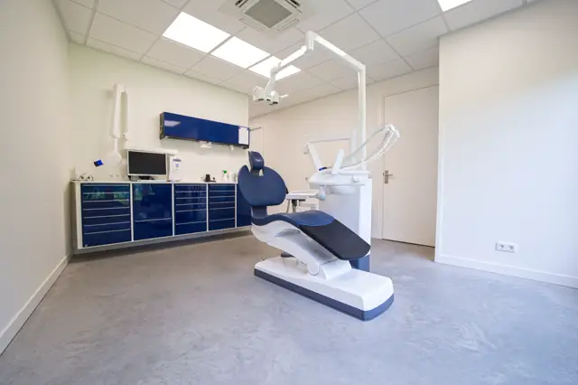 Schone, minimalistische bedrijfsruimte met een lichte naadloze vloer, strakke witte wanden en professionele inrichting. De ruimte ademt rust en hygiëne uit met heldere verlichting van bovenaf.
